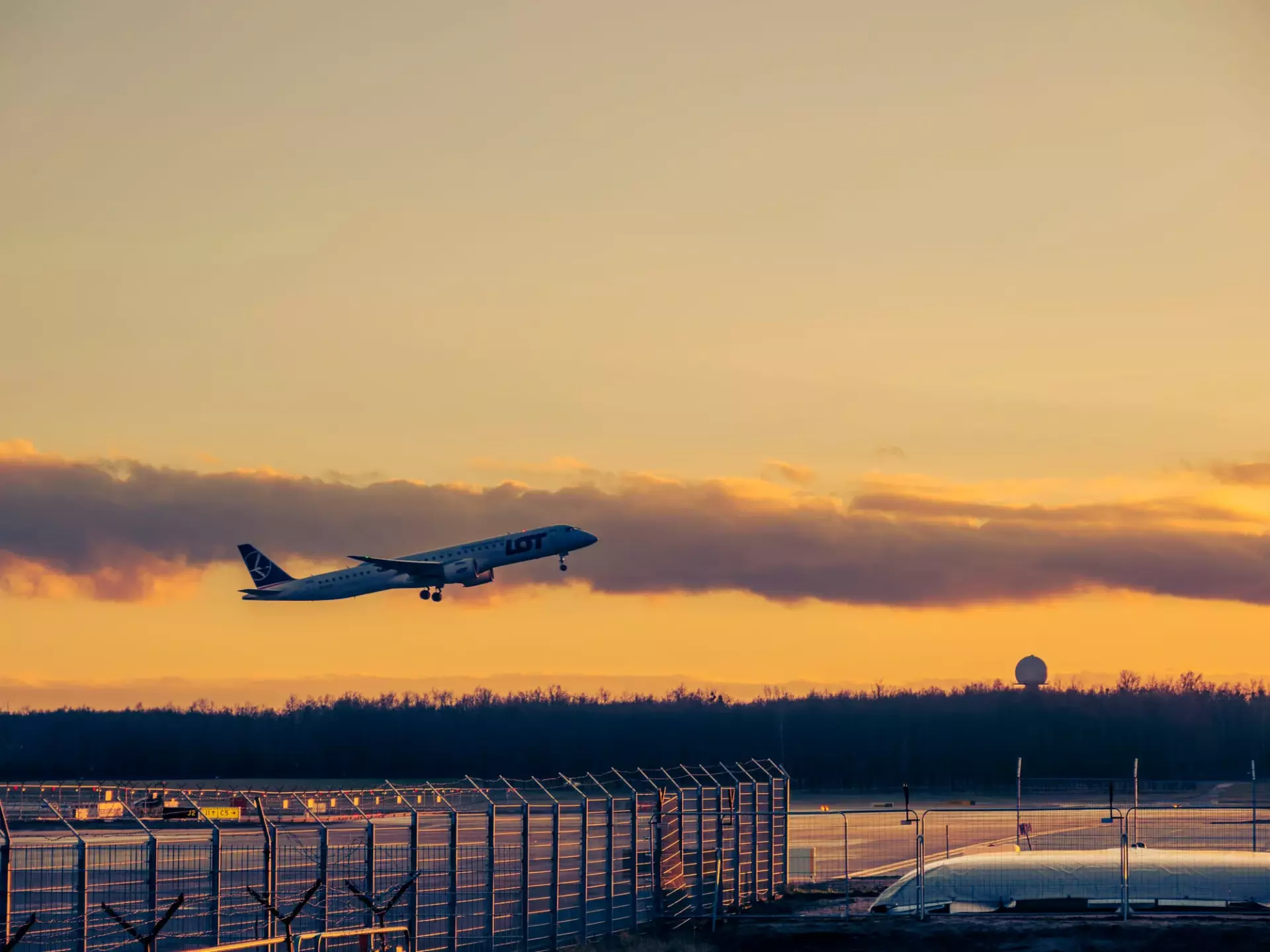 Réservez un VTC fiable pour vos départs et arrivés Photographie d'un avion qui décole