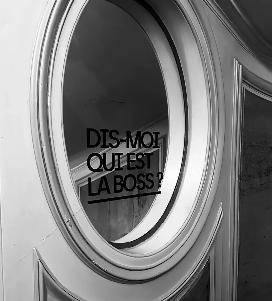 Image décorative d'un miroir "Dis-moi qui est la boss ?"