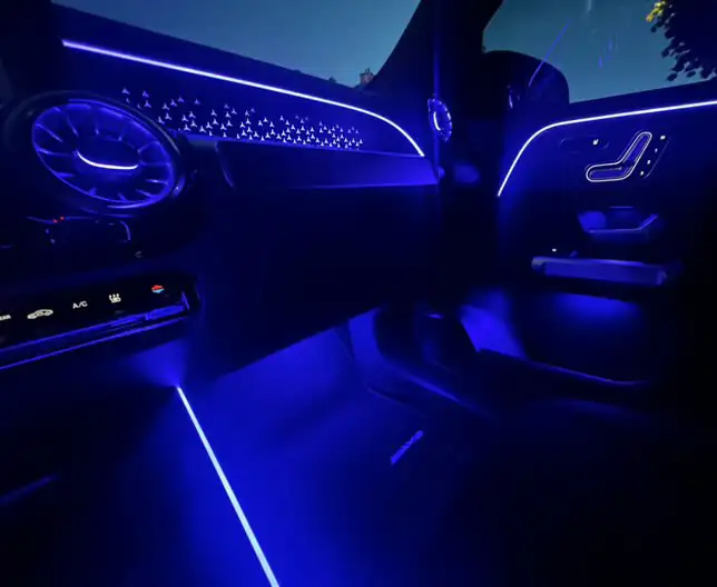 Intérieur de la voiture avec néon bleus